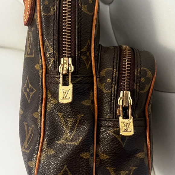 ⭐️Louis Vuitton Amazone crossbody mini - authentic, great condition. Adjustable - Picture 2 of 16